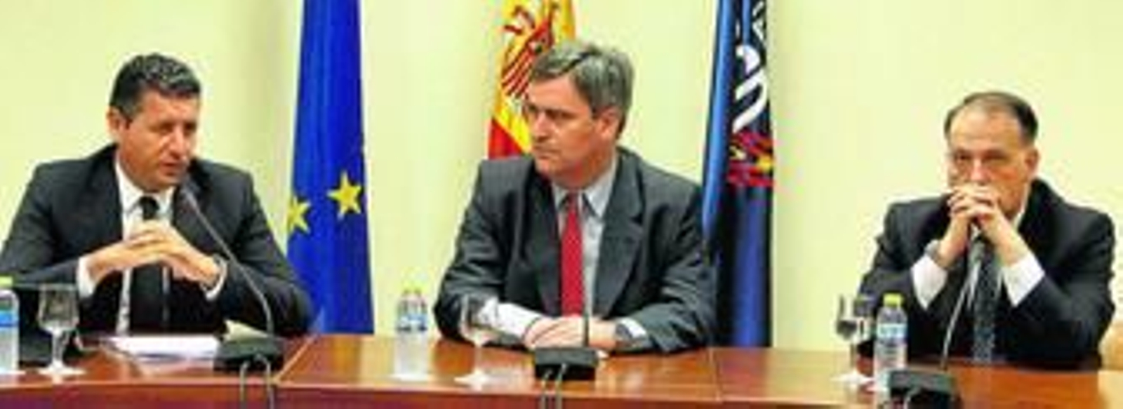 De izquierda a derecha, el presidente del Girona, Joaquim Boadas, el presidente del CSD, Miguel Cardenal, y el de la LFP, Javier Tebas.
