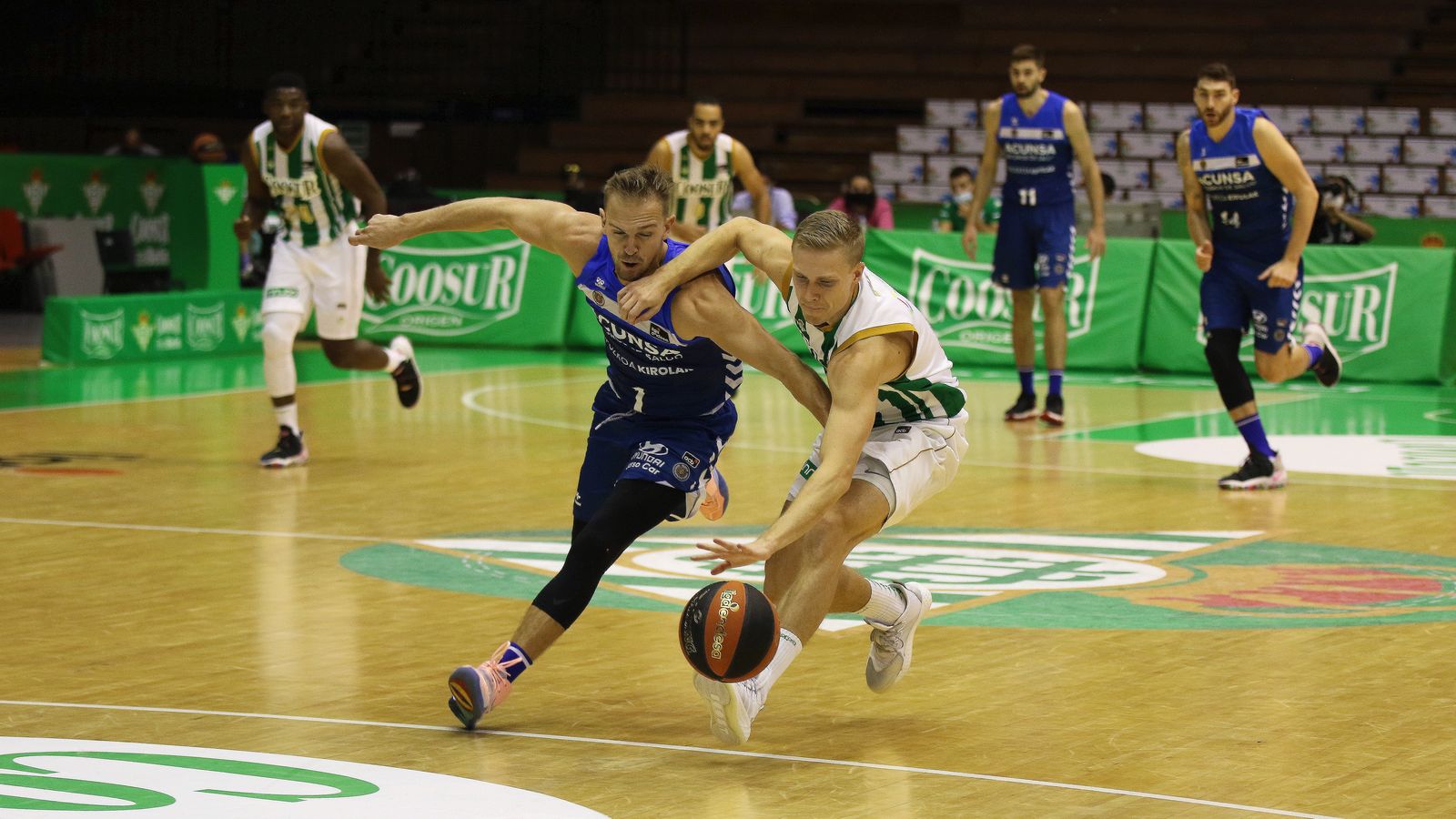 Dee y Borg pugnan por el balón.