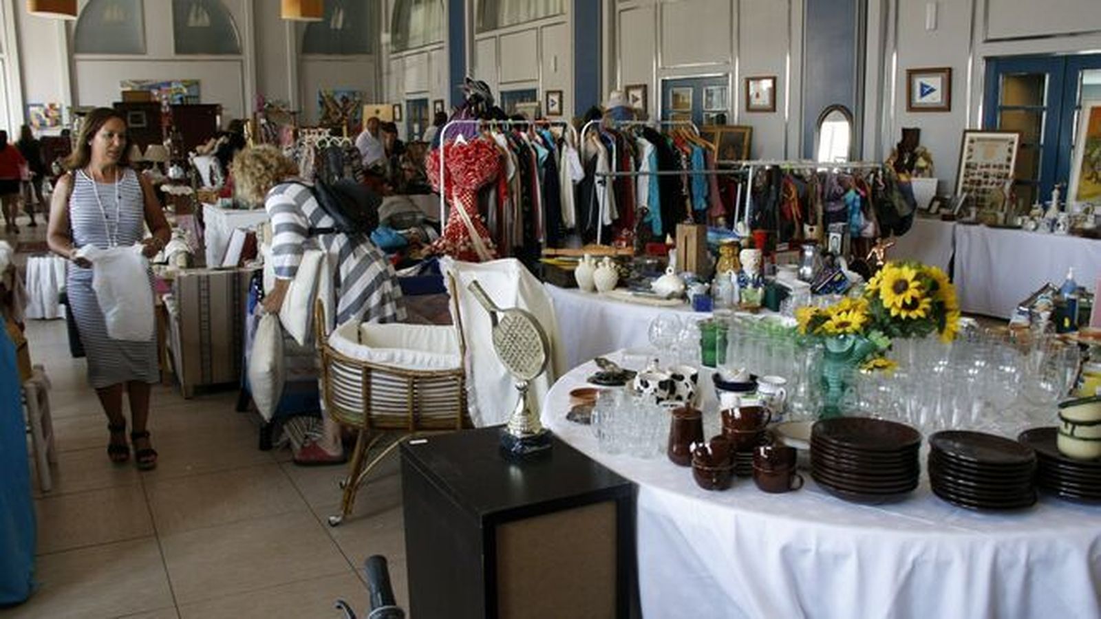 Una imagen retrospectiva del mercadillo de Proyecto Hombre en el hotel Puerto Sherry.