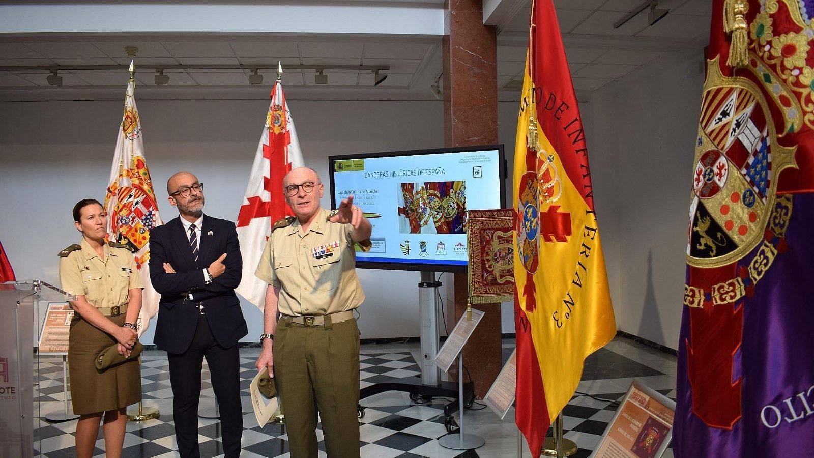 El coronel Federico González-Vico mostrando la posición a los asistentes