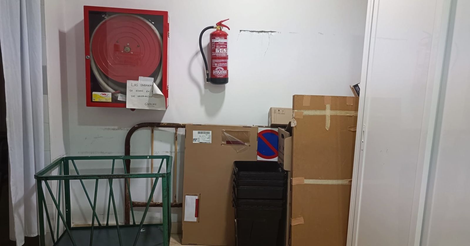 Las imágenes de los desperfectos y roturas denunciados en Urgencias de Huelva