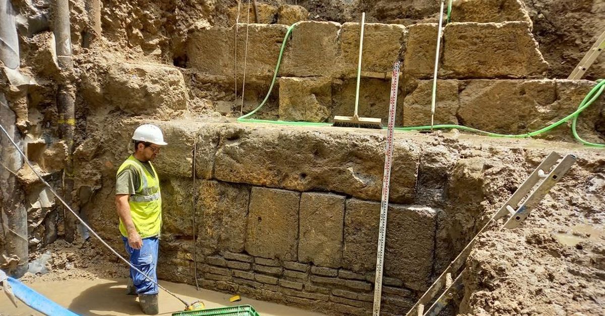 Descubren restos de la muralla romana de Sevilla en la Plaza de San ...