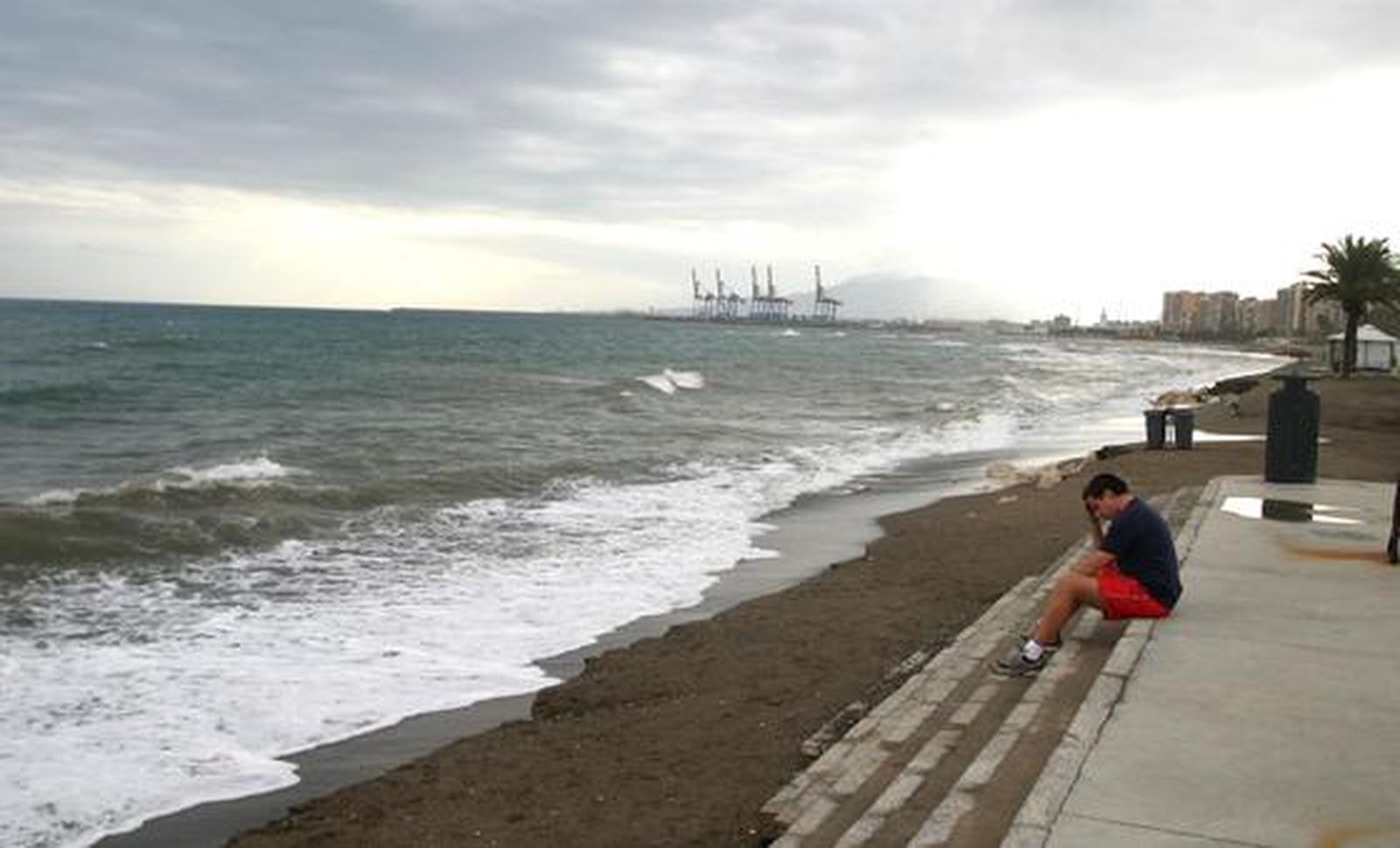 8. Malagueta-Caleta (Málaga)

Playa urbana muy espaciosa junto al dique de Levante del puerto de Málaga y que, tradicionalmente, ha constituido el punto de encuentro donde los pescadores lugareños sacan el copo. Los altos edificios que se elevan en esta zona del paseo marítimo de Málaga dibujan una línea paralela al tramo de costa que constituye la playa de La Caleta. Ambas son altamente recomendables para familias; y cuentan con el distintivo Q de calidad turística, marca que representa la calidad en el sector turístico español, así como con el distintivo de la Bandera Azul de la Unión Europea.

Foto: M. H.