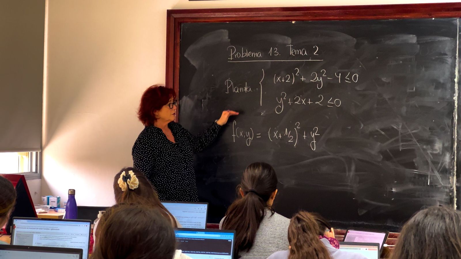 La matemática Clara Grima imparte clase en la Universidad de Sevilla, donde combina investigación, docencia y divulgación