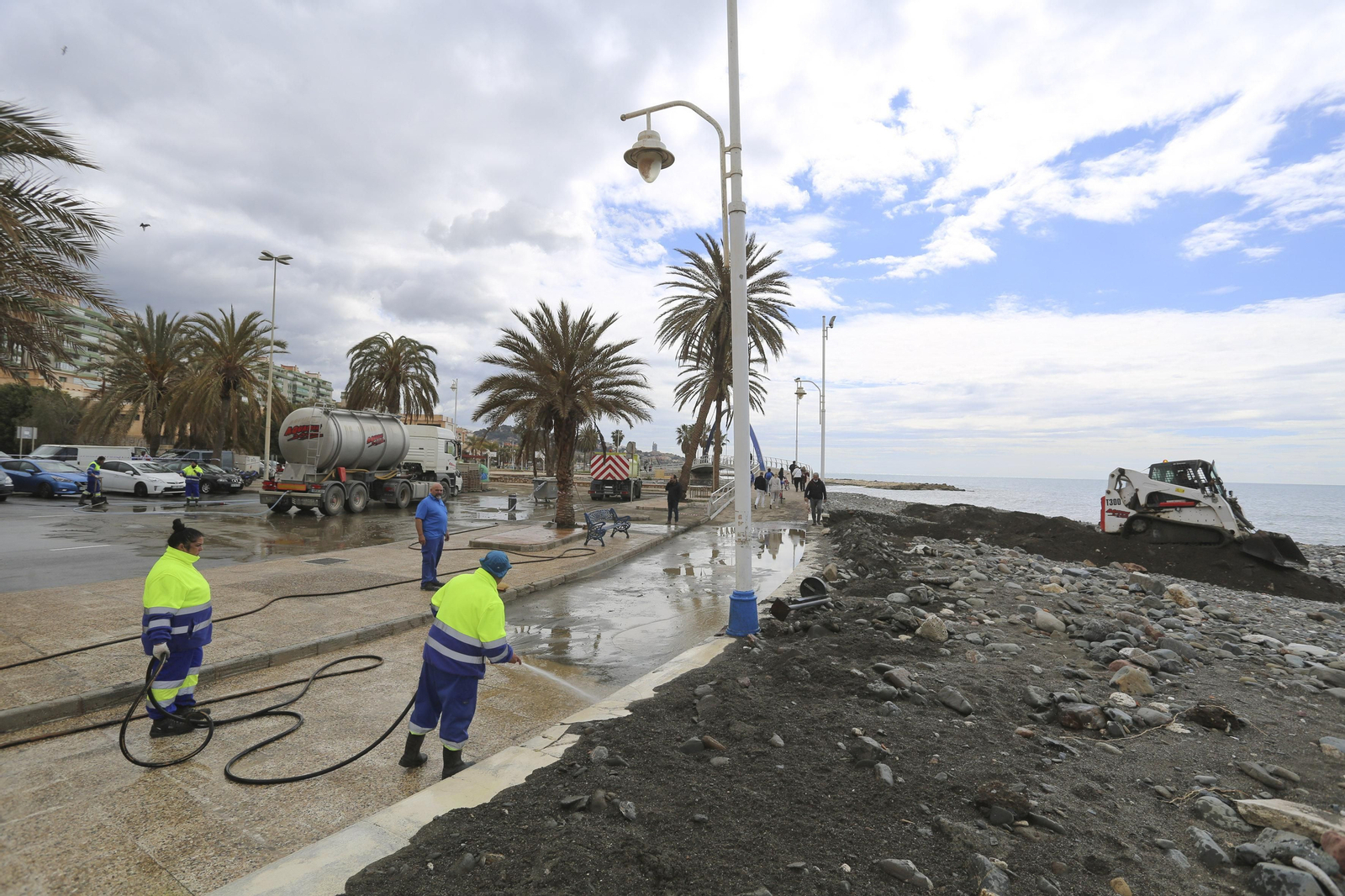 Las fotos de los trabajos en los paseos marítimos y chiringuitos de Málaga para paliar los efectos del temporal