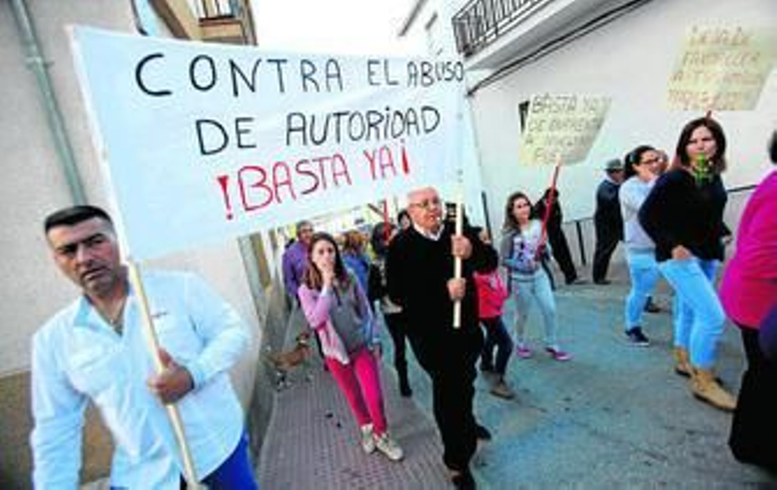 Concentración orquestada por el ex regidor contra el secretario municipal.