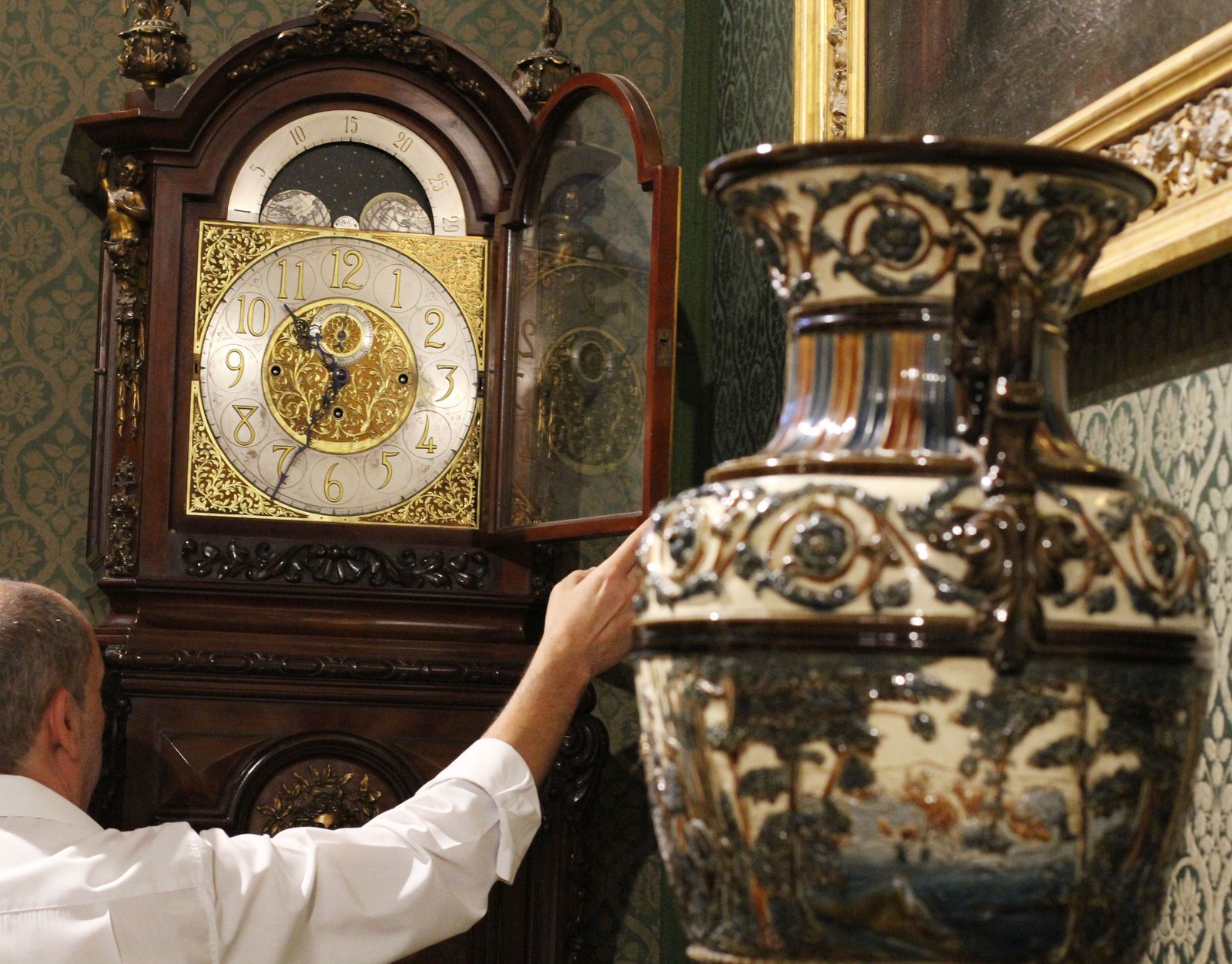 Reloj del Patio de la Buhaira, actualmente parado y pendiente de puesta en marcha.