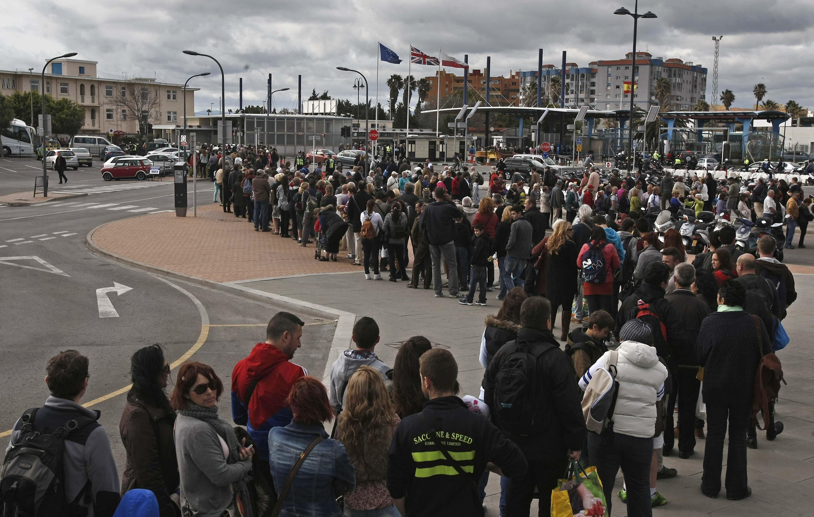 Colas a la salida hacia La Línea en la Verja de Gibraltar en 2014.
