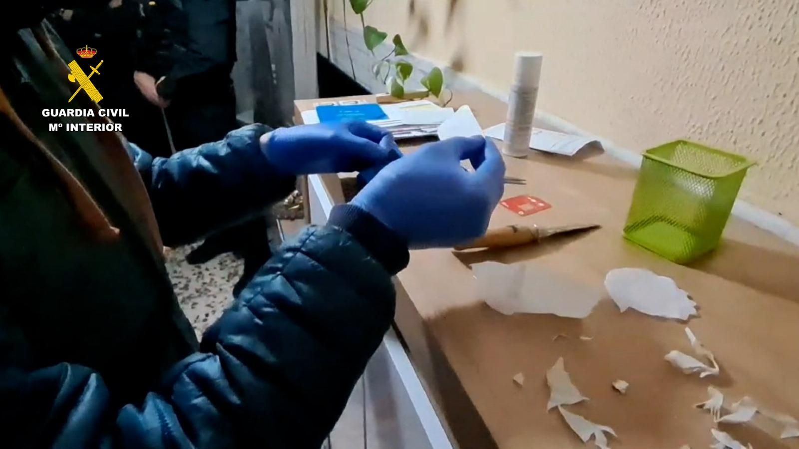 Operación de registro en un punto de venta de droga en Valverde del Camino, donde la Guardia Civil interviene cocaína, hachís y MDMA