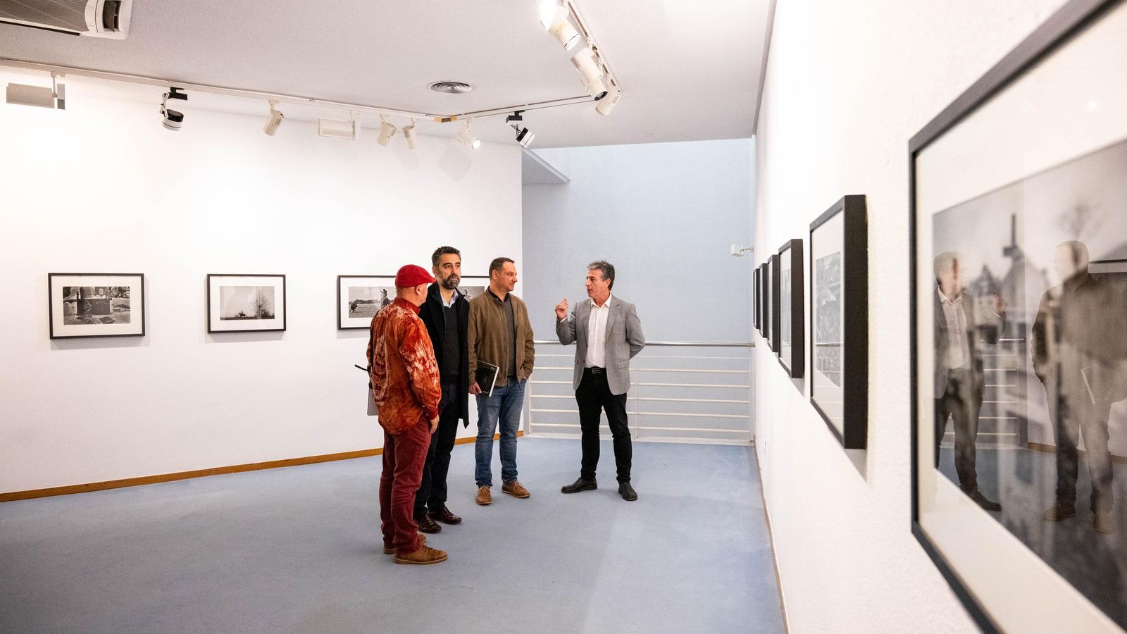 Kim Manresa, Joaquín Pérez de la Blanca, Juan Manuel Martín y Paco Flores recorriendo la exposición.