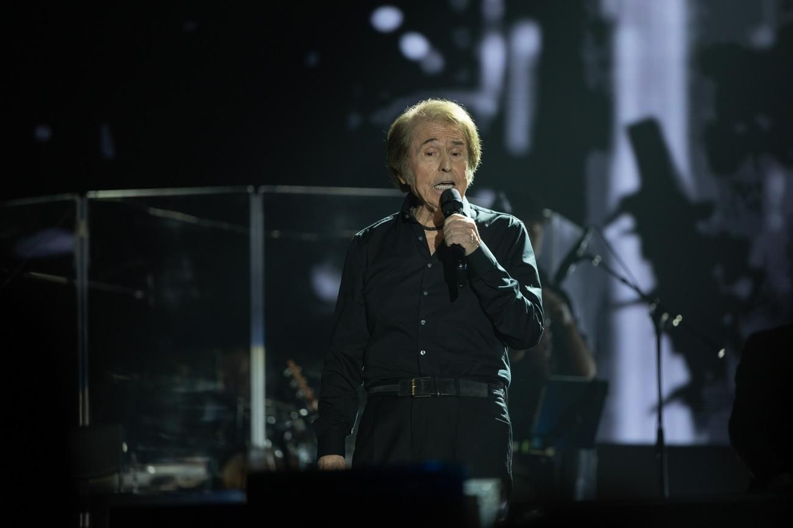 Así se disfruta en Jaén del concierto de Raphael, "Raphaelísimo"