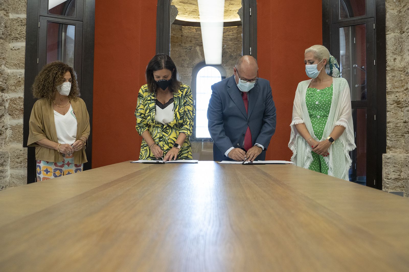 La alcaldesa  y el presidente del Consejo de Hermandades firman el nuevo convenio de colaboración.