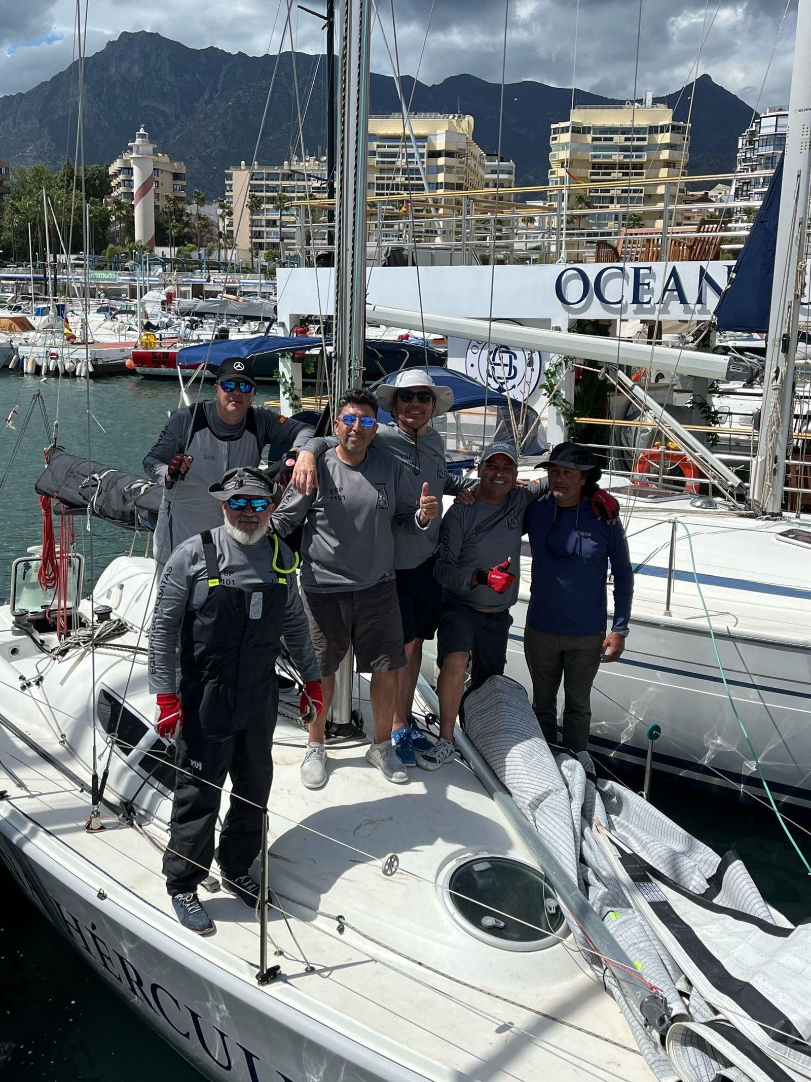 Pulgares arriba de la tripulación del 'Ceuta Emociona Timón de Roche', entre ellos Paco Timón y Sergio Llorca. Pulgares arriba de la tripulación del 'Ceuta Emociona Timón de Roche', entre ellos Paco Timón y Sergio Llorca.
