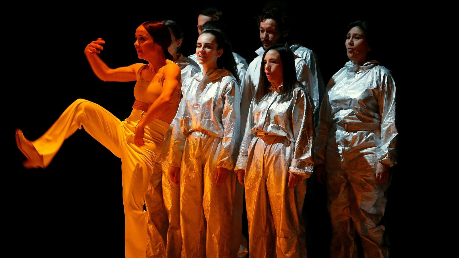 Pericet baila junto al cuarteto vocal en 'Un cuerpo infinito'.