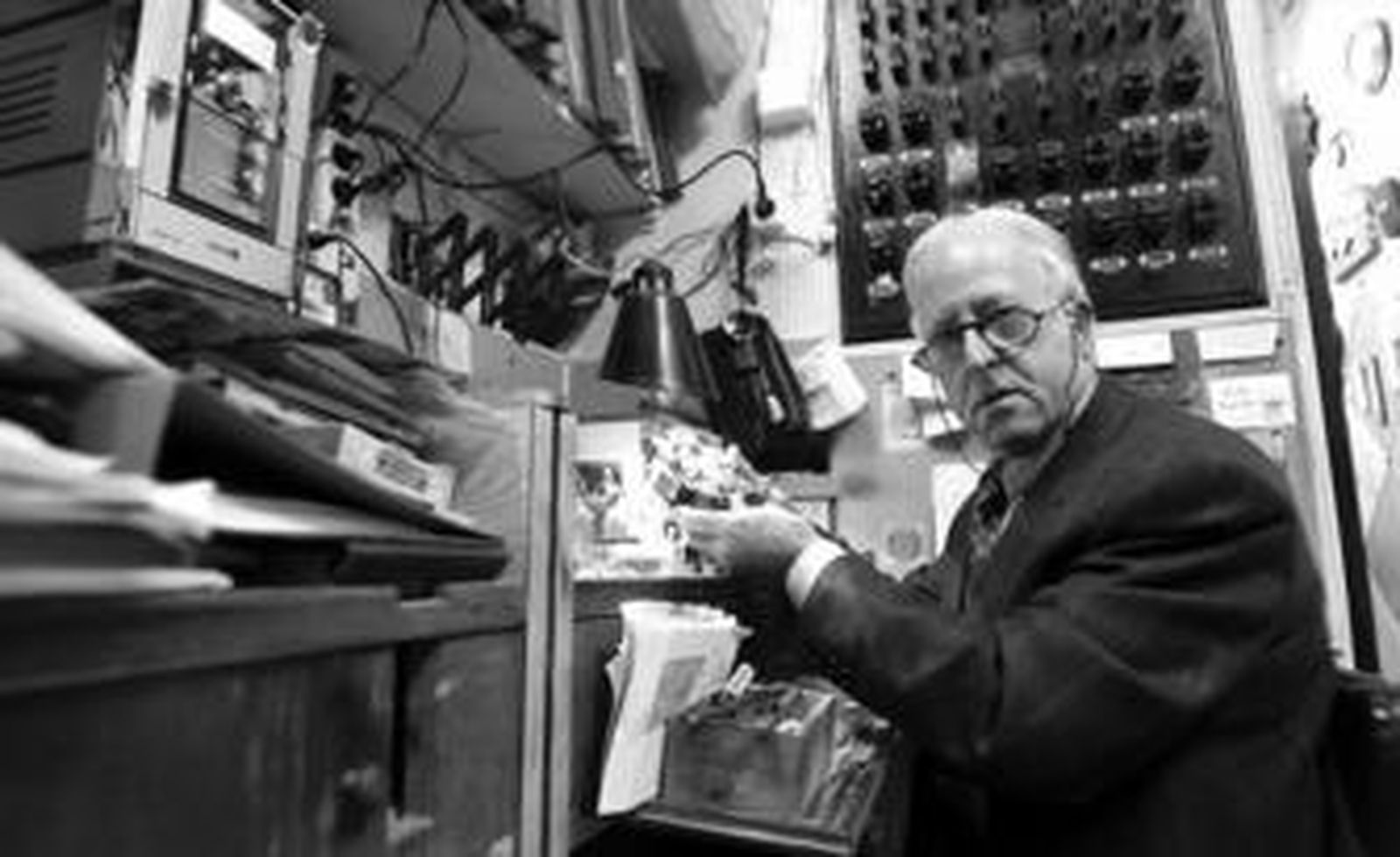 Tony Them trabaja en el pequeño estudio de reparación de relojes, en la trastienda de la tienda de la calle Columela.