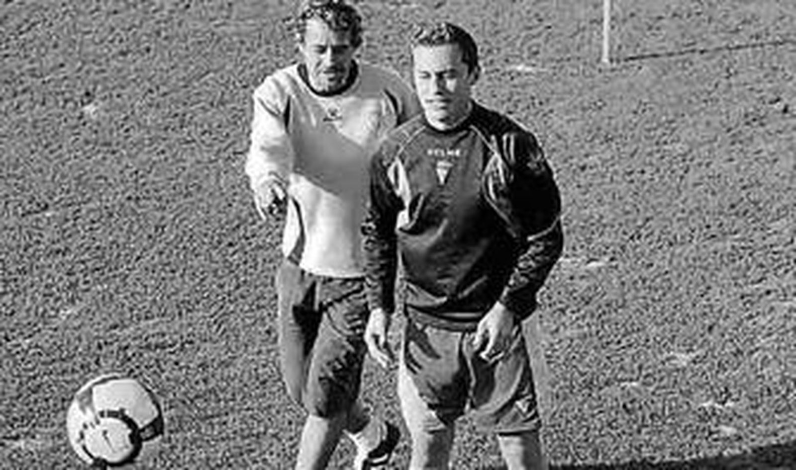 Abraham (d) desplaza el balón en un entrenamiento.