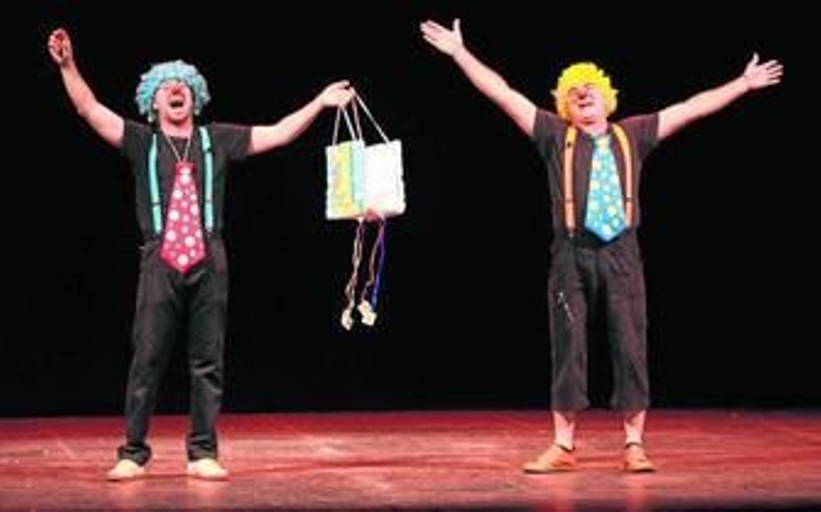 El dúo de cómicos Síndrome Clown ejercieron ayer de maestros de ceremonias en la gala del Cervantes.