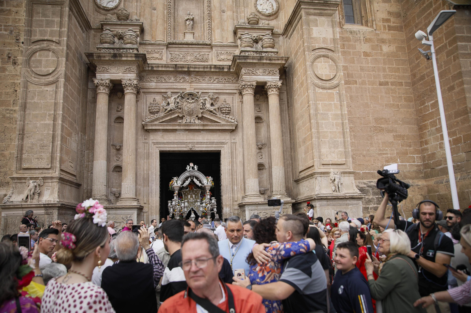 Imágenes de la salida  del Rocío desde la Catedral de Almería