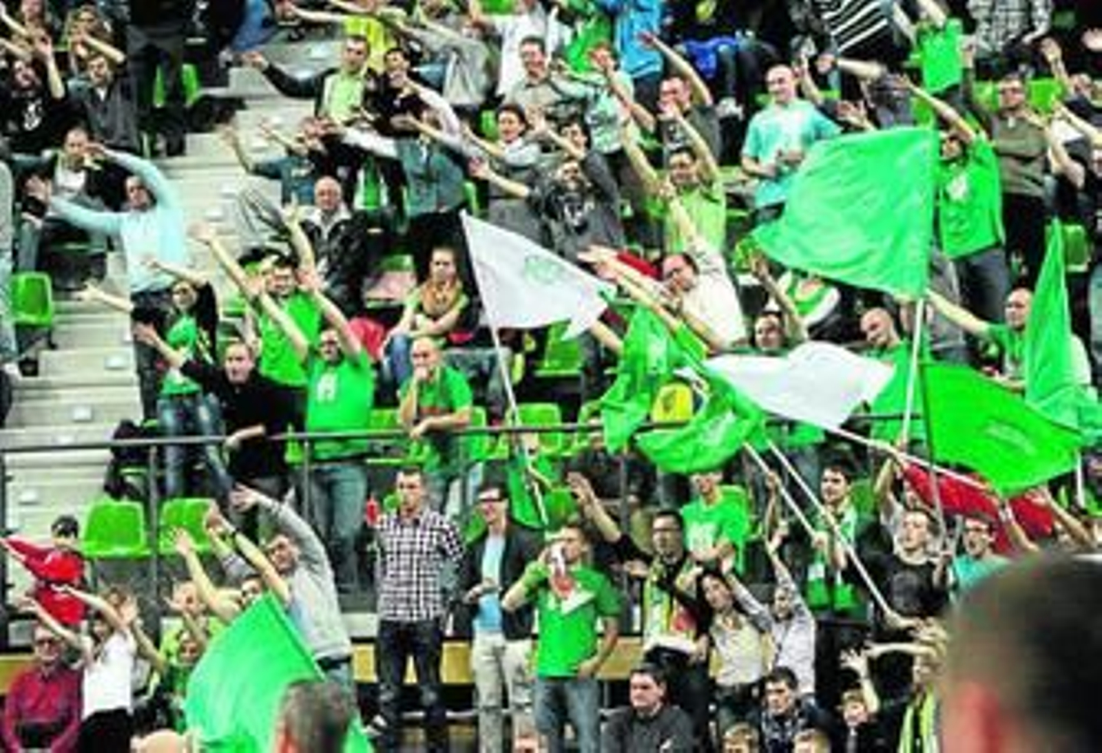 Los aficionados polacos animan durante un partido.