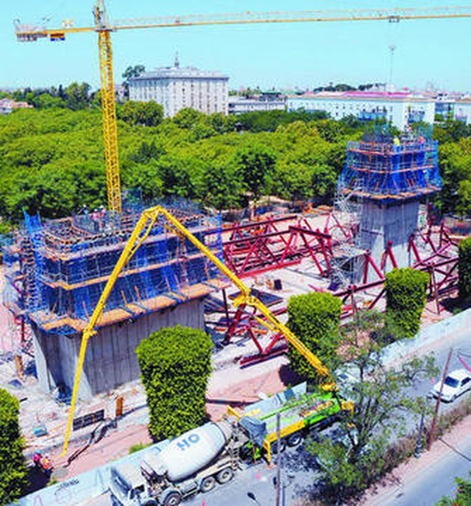 Estado actual de las obras de ejecución de la biblioteca en su confluencia con Diego de Riaño.