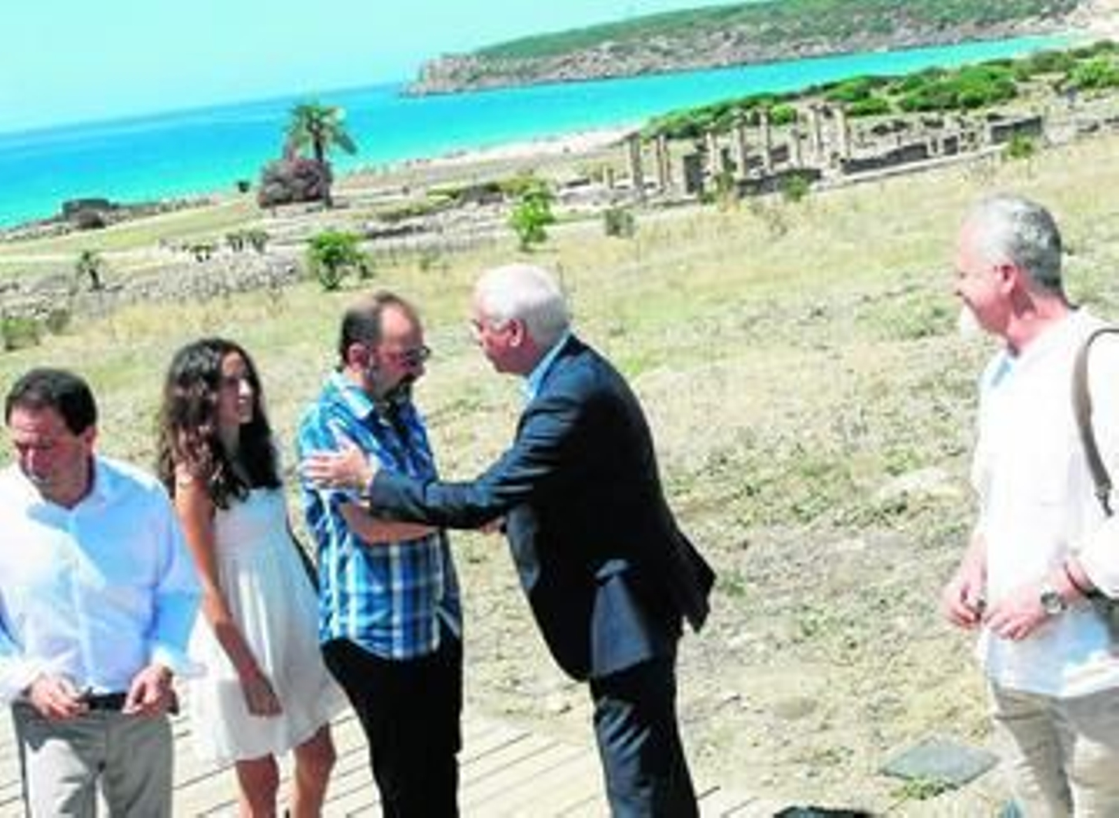 Imagen del consejero de Cultura, Luciano Alonso, durante su visita ayer a Baelo Claudia.