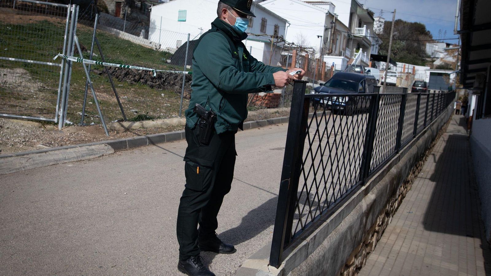 Un agente de la Guardia Civil precinta la zona donde se produjo el crimen.