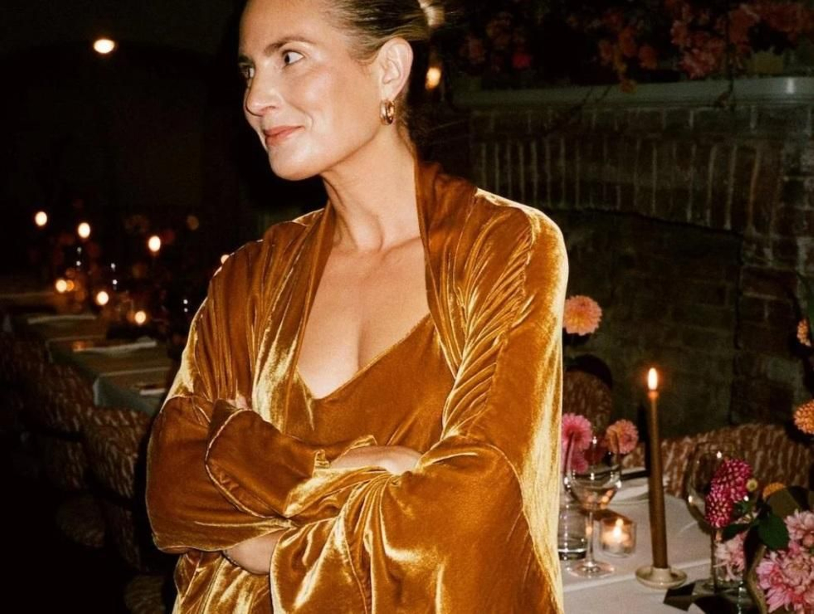 Esta Navidad sigue las tendencias en terciopelo, pero apuesta por colores más actuales como el mostaza, el rosa empolvado o el verde esmeralda.