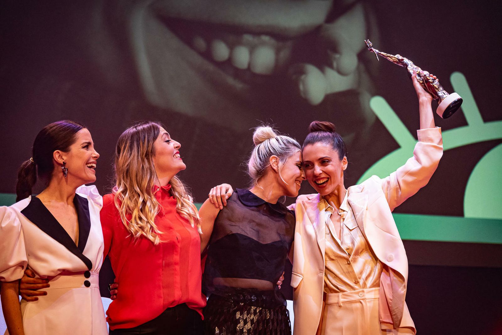 Leticia Dolera levanta su premio Luz acompañada de sus compañeras y amigas Nuria Gago, Ruth Llopis y Ginesta Guindal.