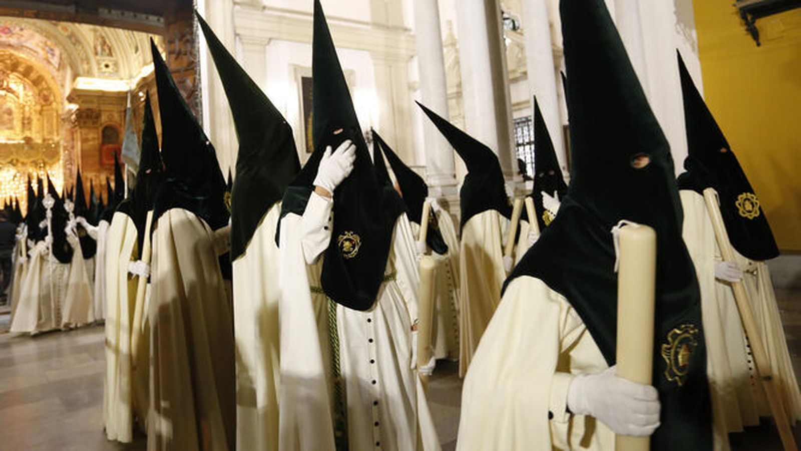 Nazarenos de la Macarena saliendo de la basílica