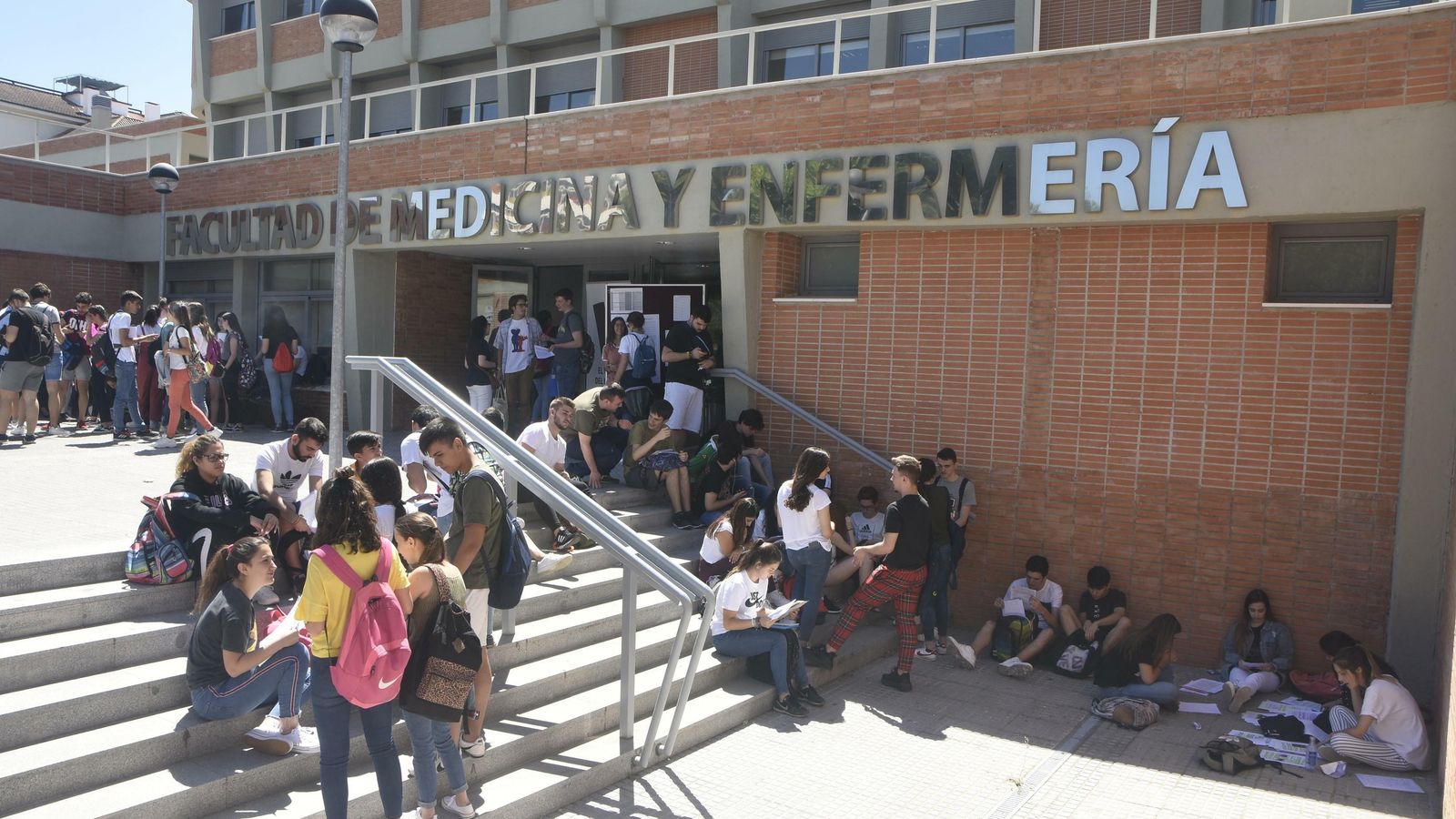 Estudiantes repasan minutos antes de presentarse al último examen de la mañana.