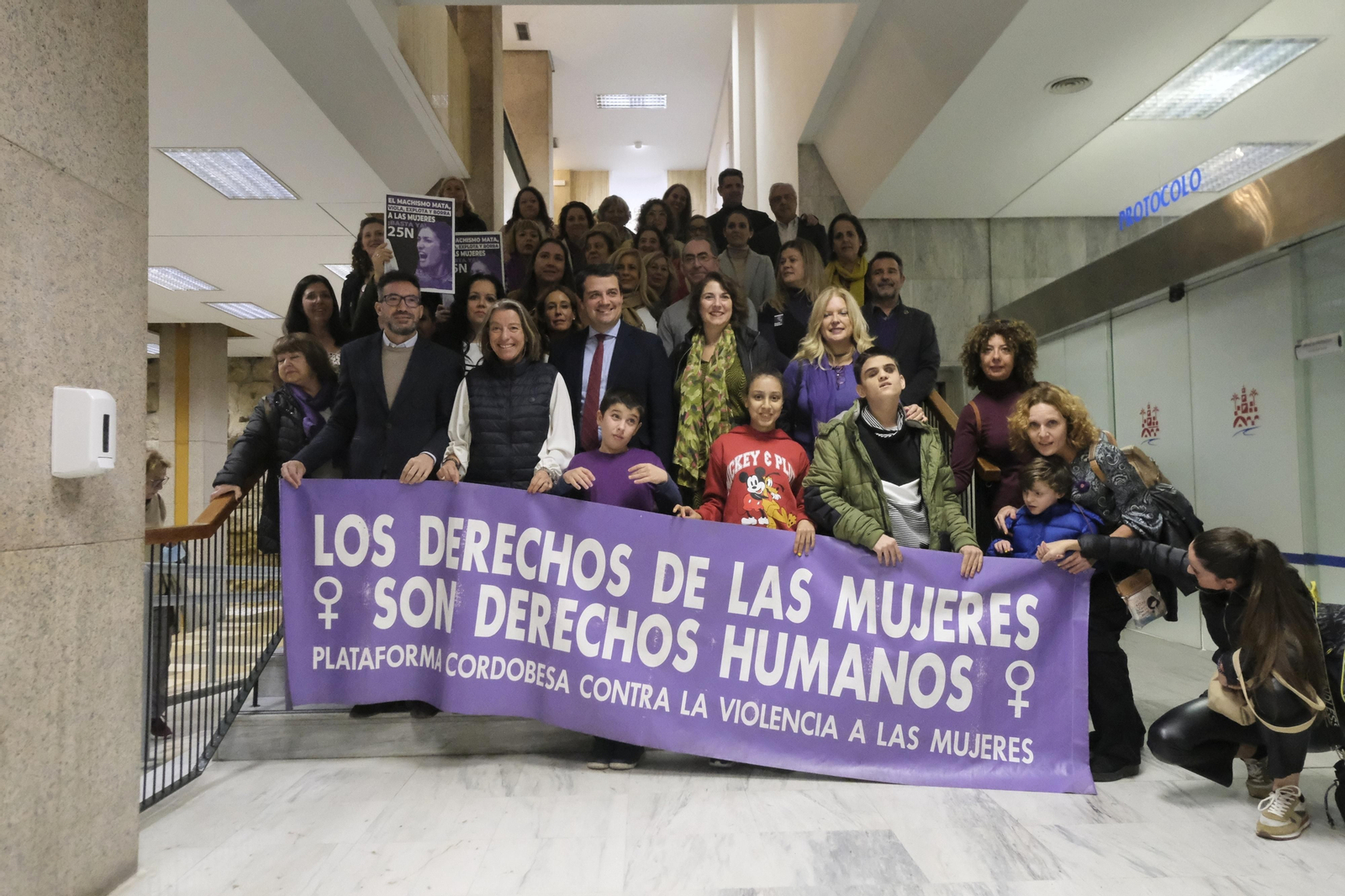 El Pleno del Ayuntamiento de Córdoba contra la violencia a las mujeres, en imágenes