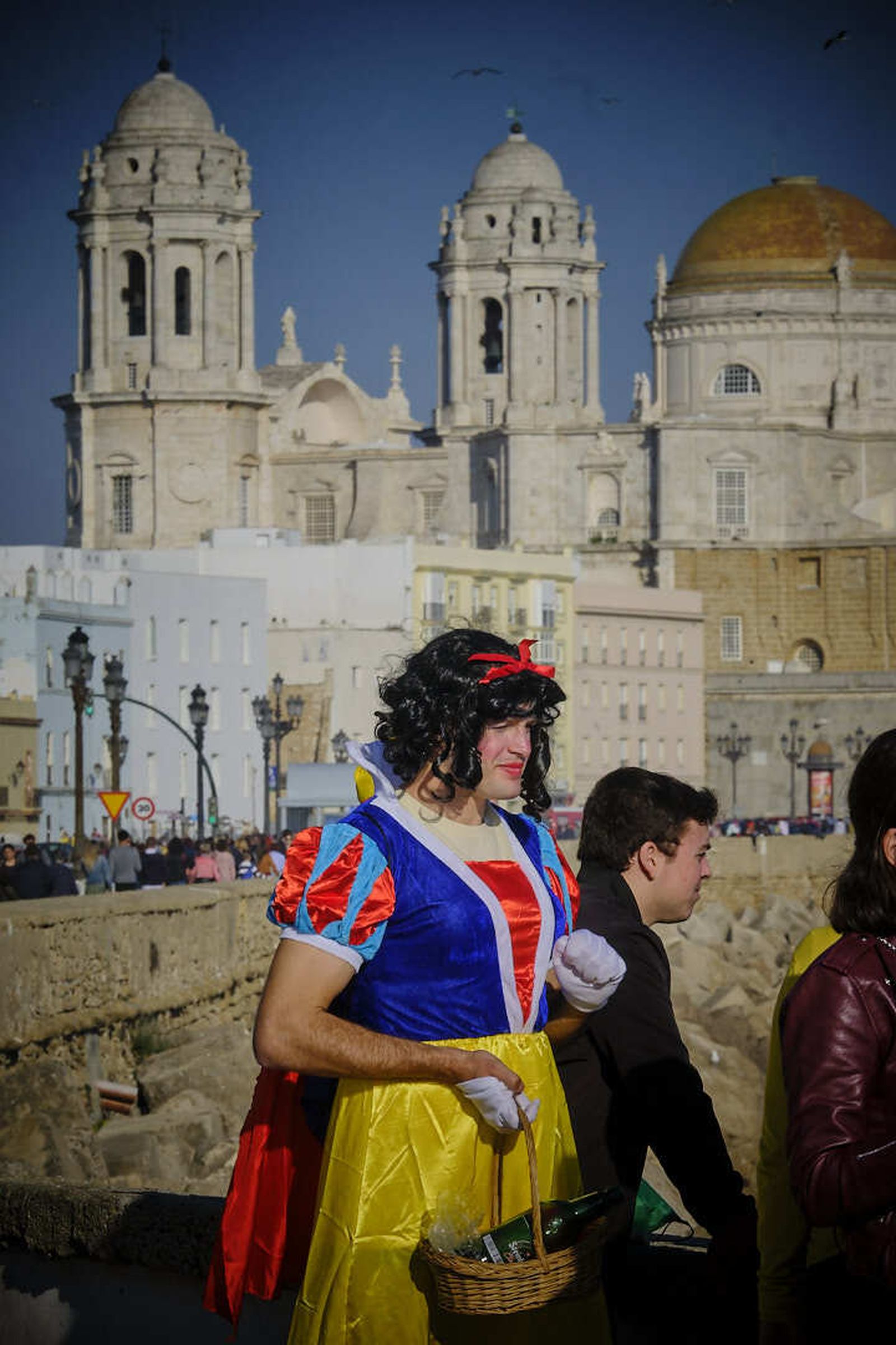Un hombre ataviado de Blancanieves en el Campo del Sur.