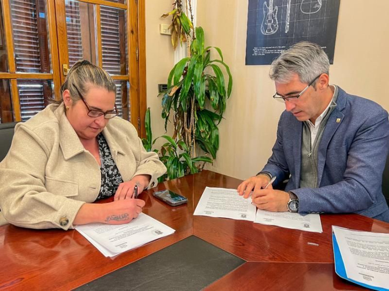 La presidenta de Afuendis, María Teresa Pérez López, y el alcalde de Benalmádena, Víctor Navas, en la firma del convenio. La presidenta de Afuendis, María Teresa Pérez López, y el alcalde de Benalmádena, Víctor Navas, en la firma del convenio.