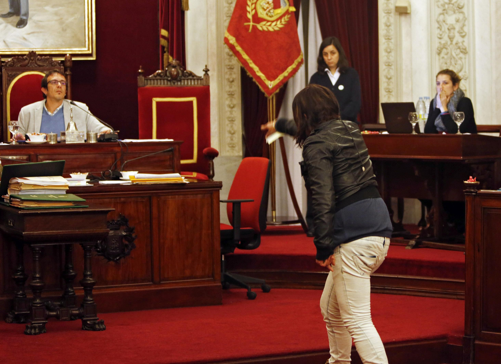 Una ciudadana interrumpe el pleno de ayer para dirigirse al alcalde, José María González.