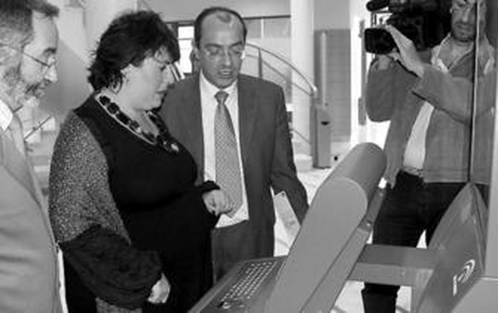 Lebrero, Canca y Bouza en la inaguración, el pasado enero, del 'cajero SAE' instalado en el centro social La Granja-Delicias.