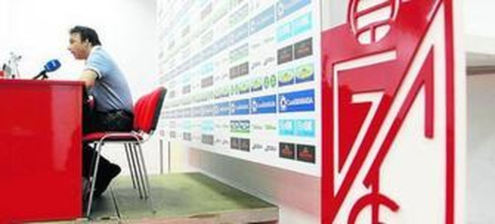 El presidente del Granada, Enrique Pina, es una parte muy interesada en las negociaciones que se están llevando a cabo para vender el Granada CF.