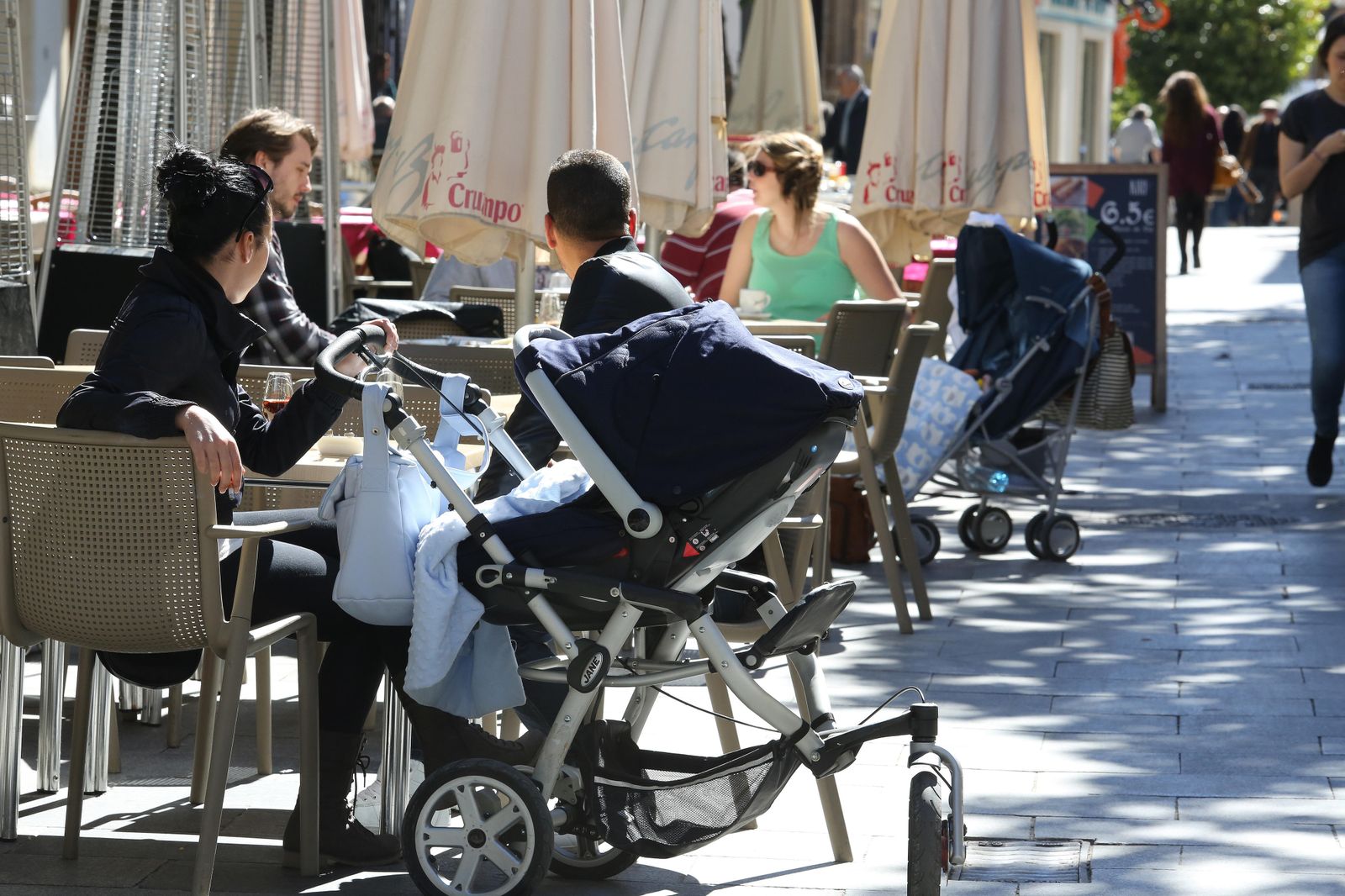 Una familia toma algo en un bar