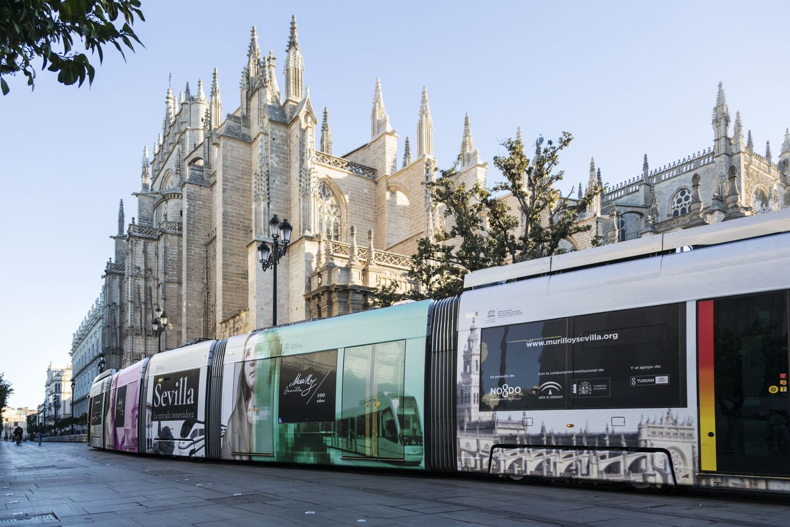 El tranvía engalanado por el Año Murillo