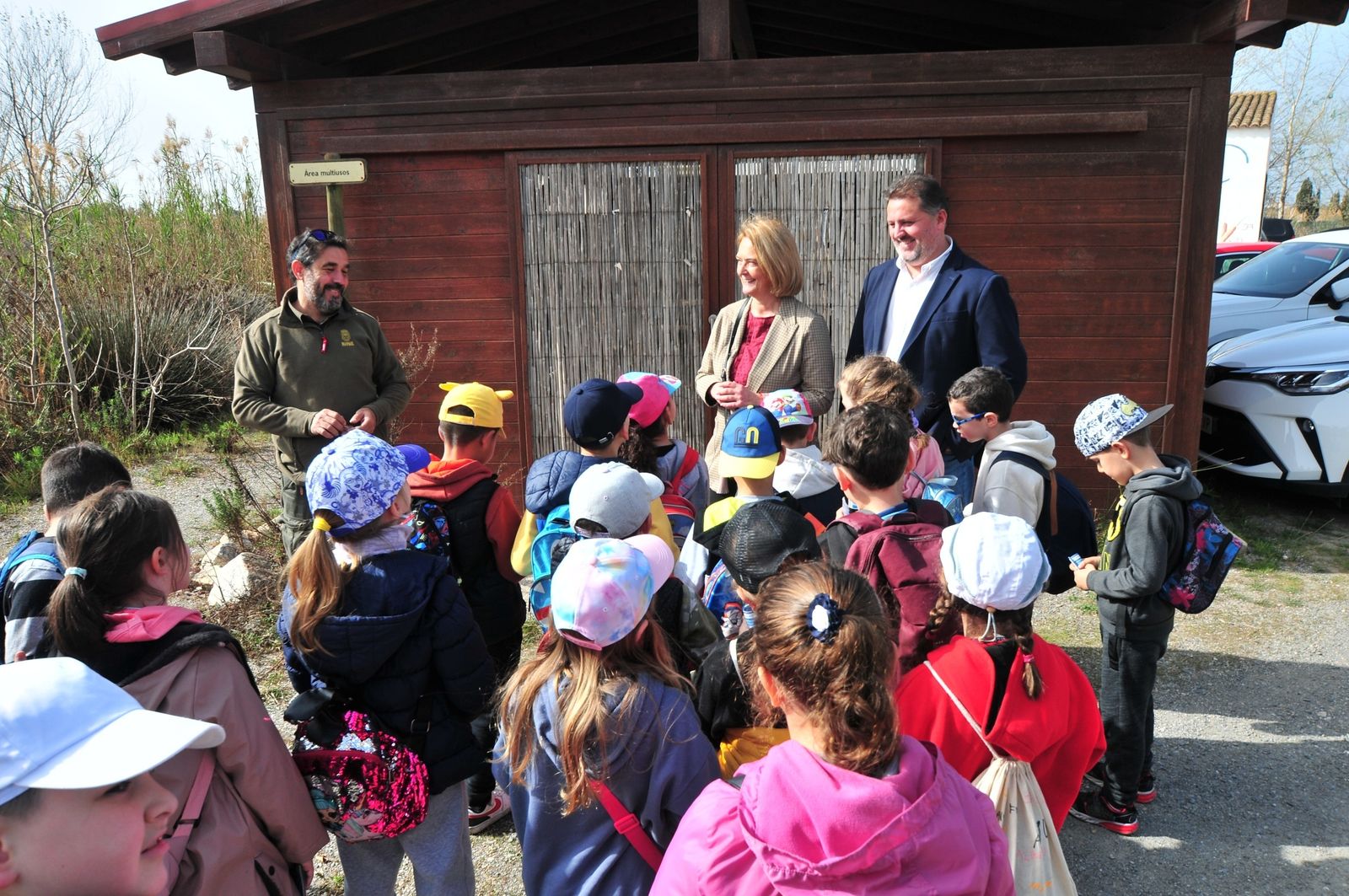 La alcaldesa de Motril y el delegado de Sostenibilidad reciben una visita escolar en la Charca de Suárez