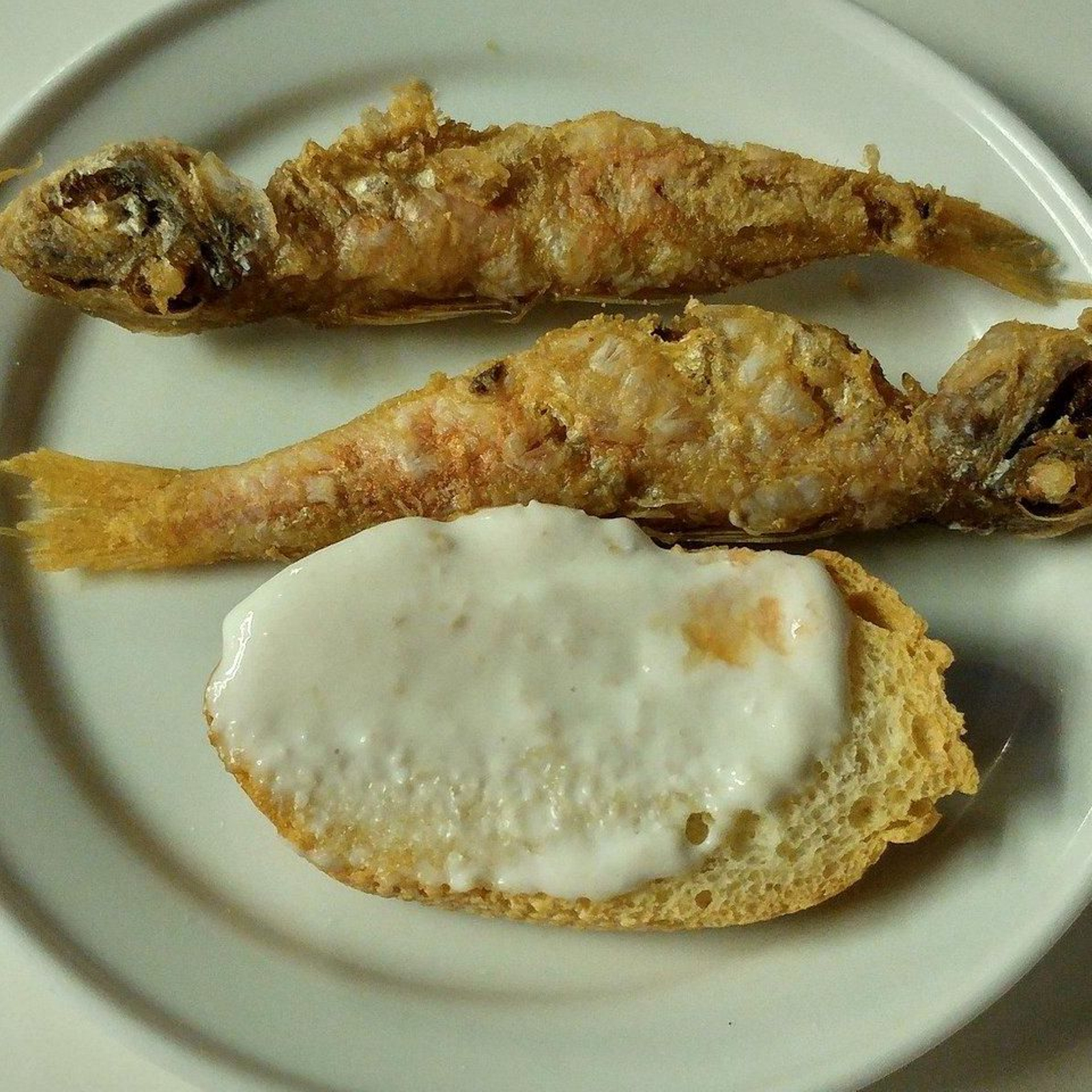 Tapa de salmonetes del Restaurante El Grito de Aguadulce.