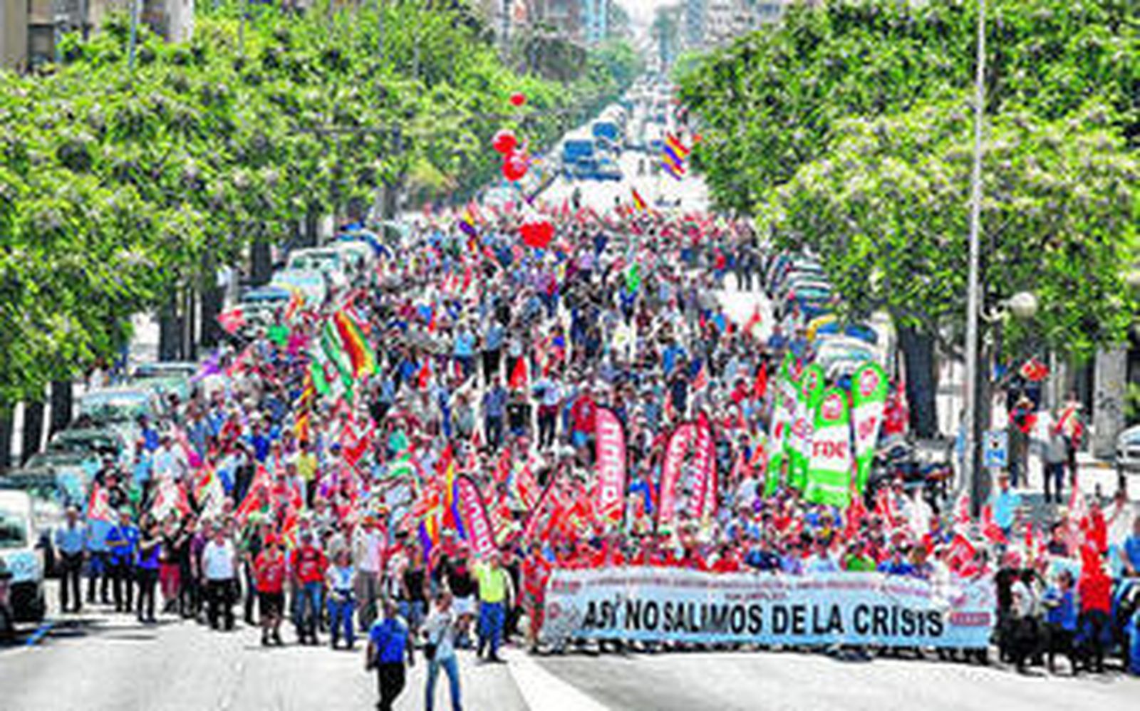 La cabecera de la manifestación, ayer en su transcurso por la Avenida de la capital gaditana.