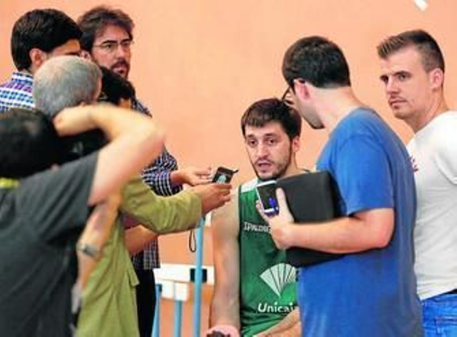 Stefan Markovic atiende a la prensa en la pista auxiliar.