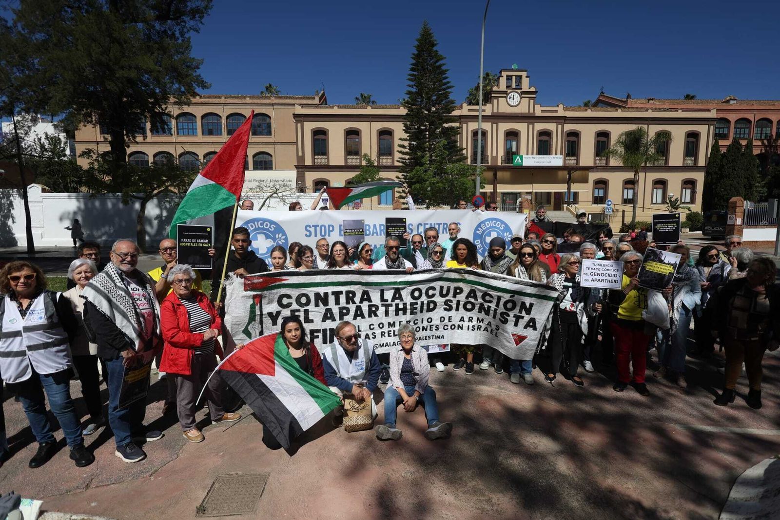 Concentración ante el Civil de Málaga para exigir que paren los ataques sobre los hospitales de Gaza.