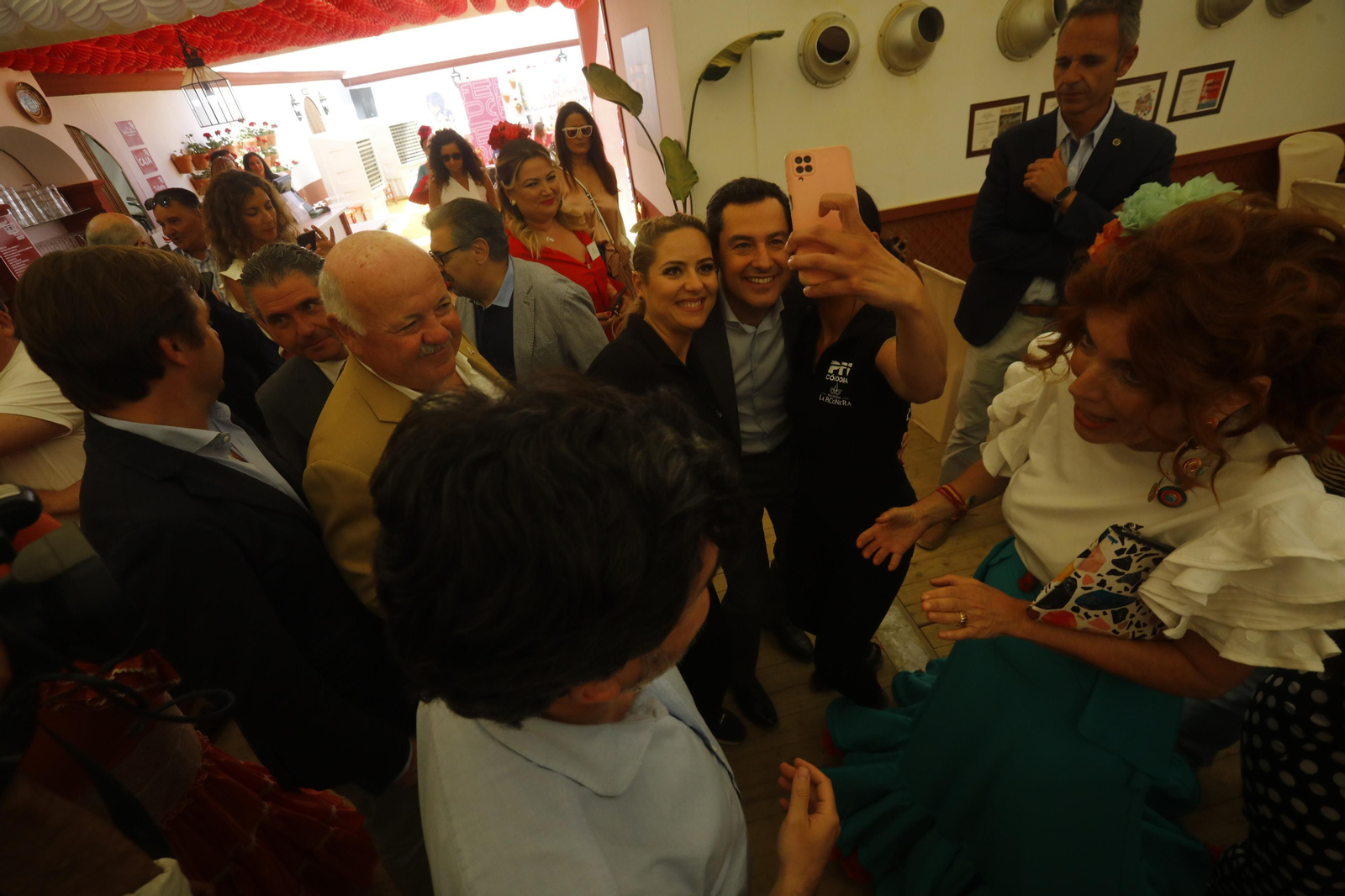 La visita de Juanma Moreno a la Feria de Córdoba, en imágenes