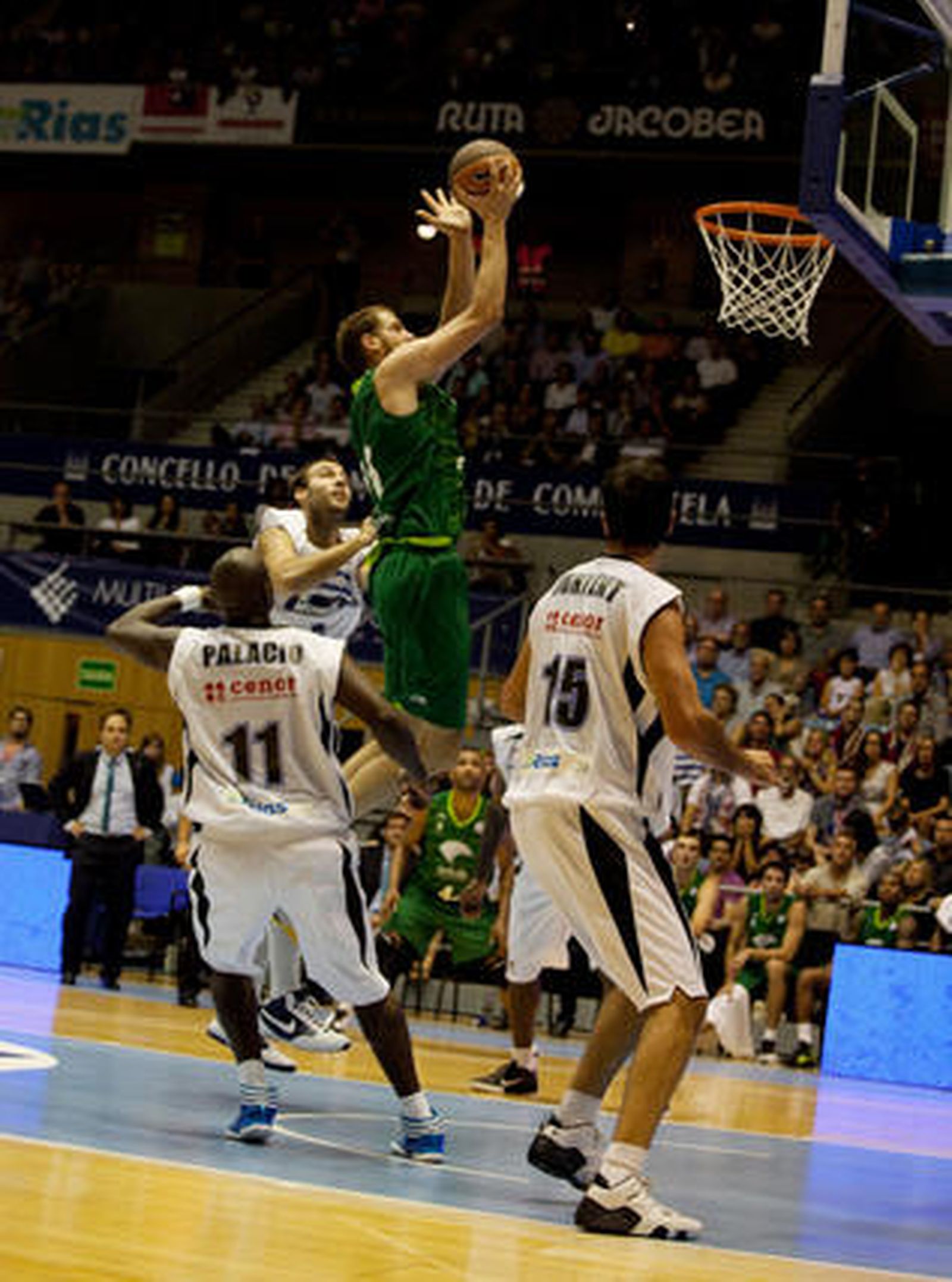 Unicaja vence en Santiago al Blusens Monbus por 71-78 después de sobreponerse a un mal inicio

Foto: ACBMEDIA