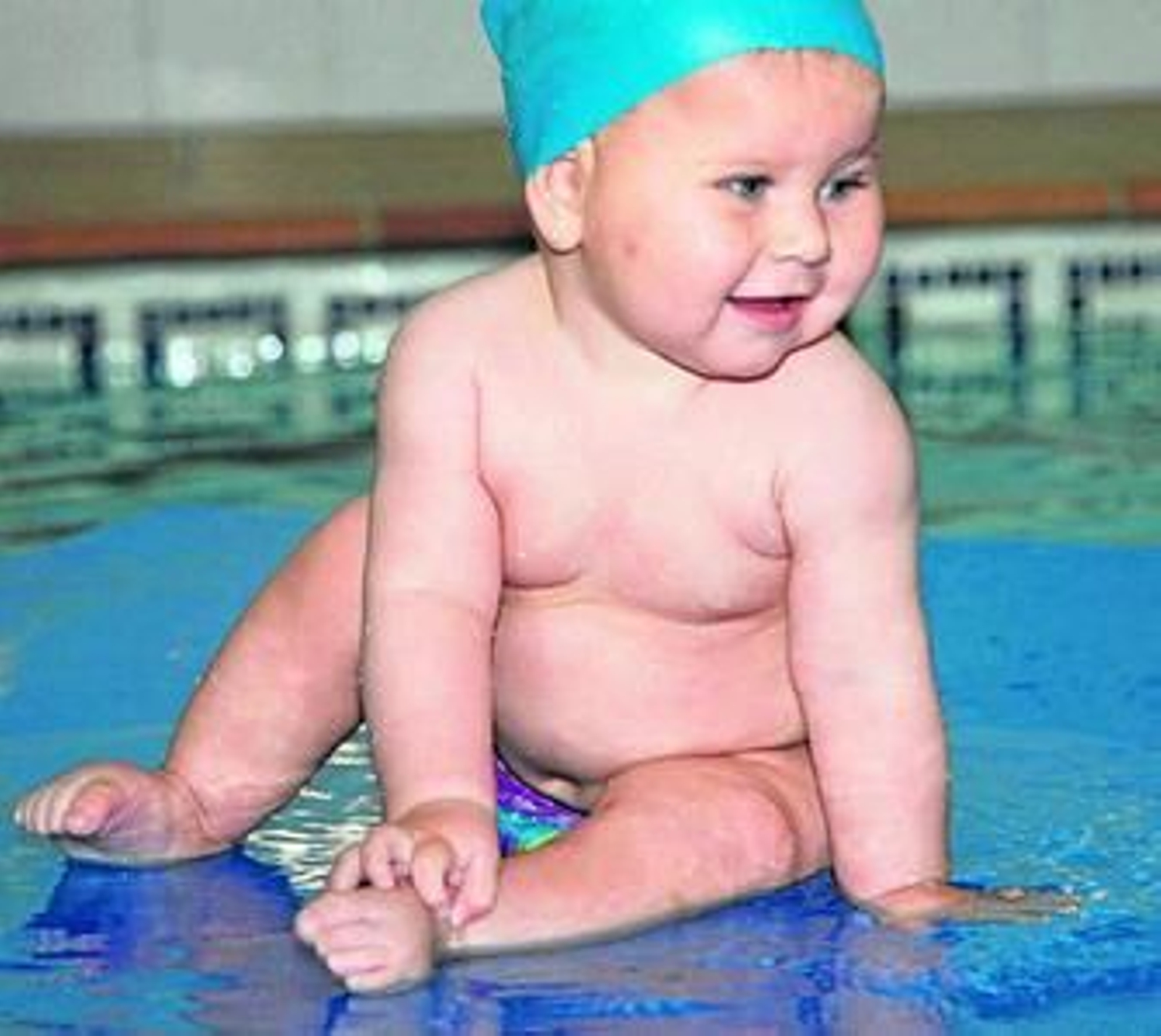 Cartel del centro en el que aparece una pequeña usuaria.