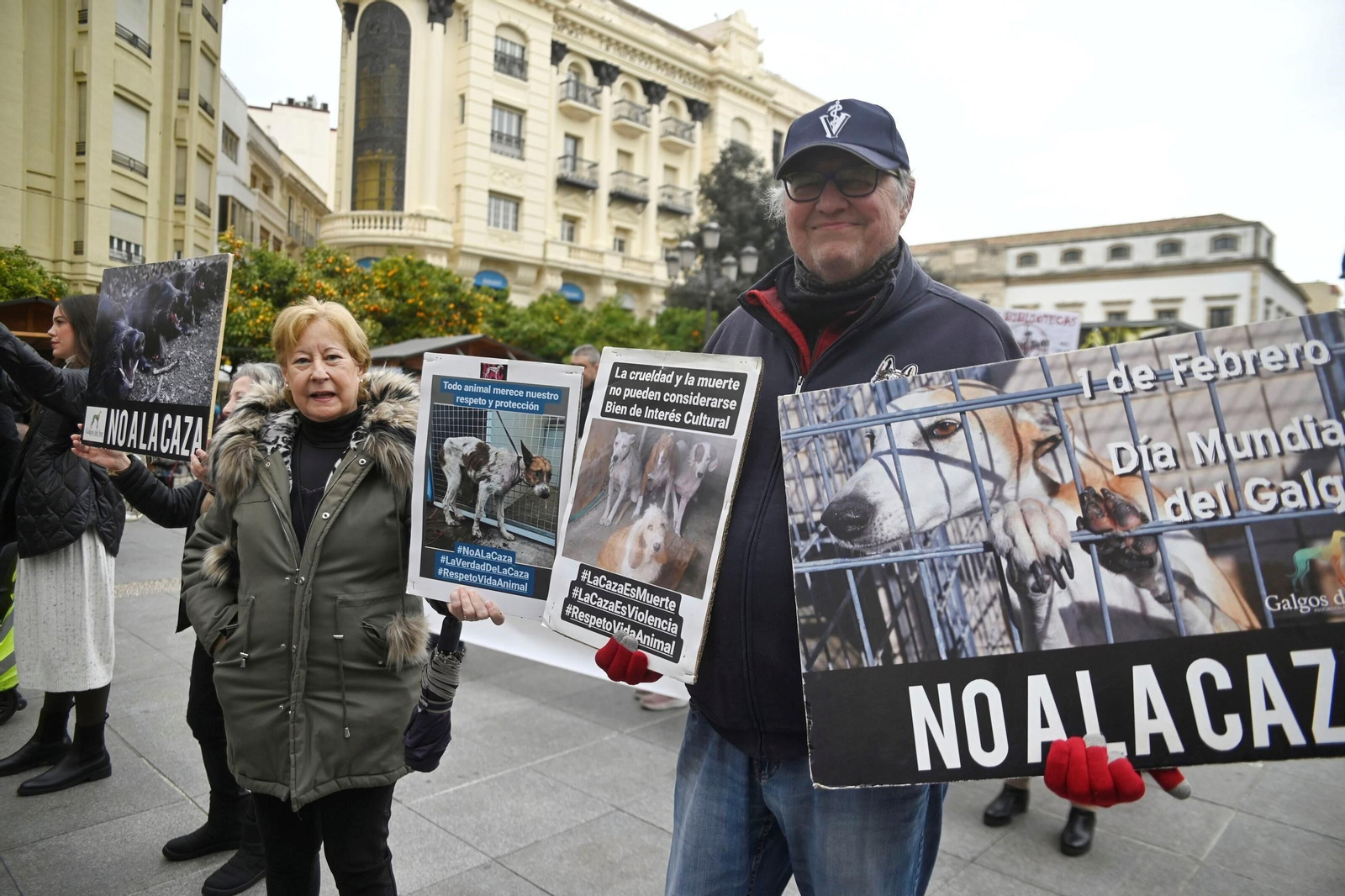 Decenas de personas exigen en Córdoba la protección de los perros utilizados para cazar