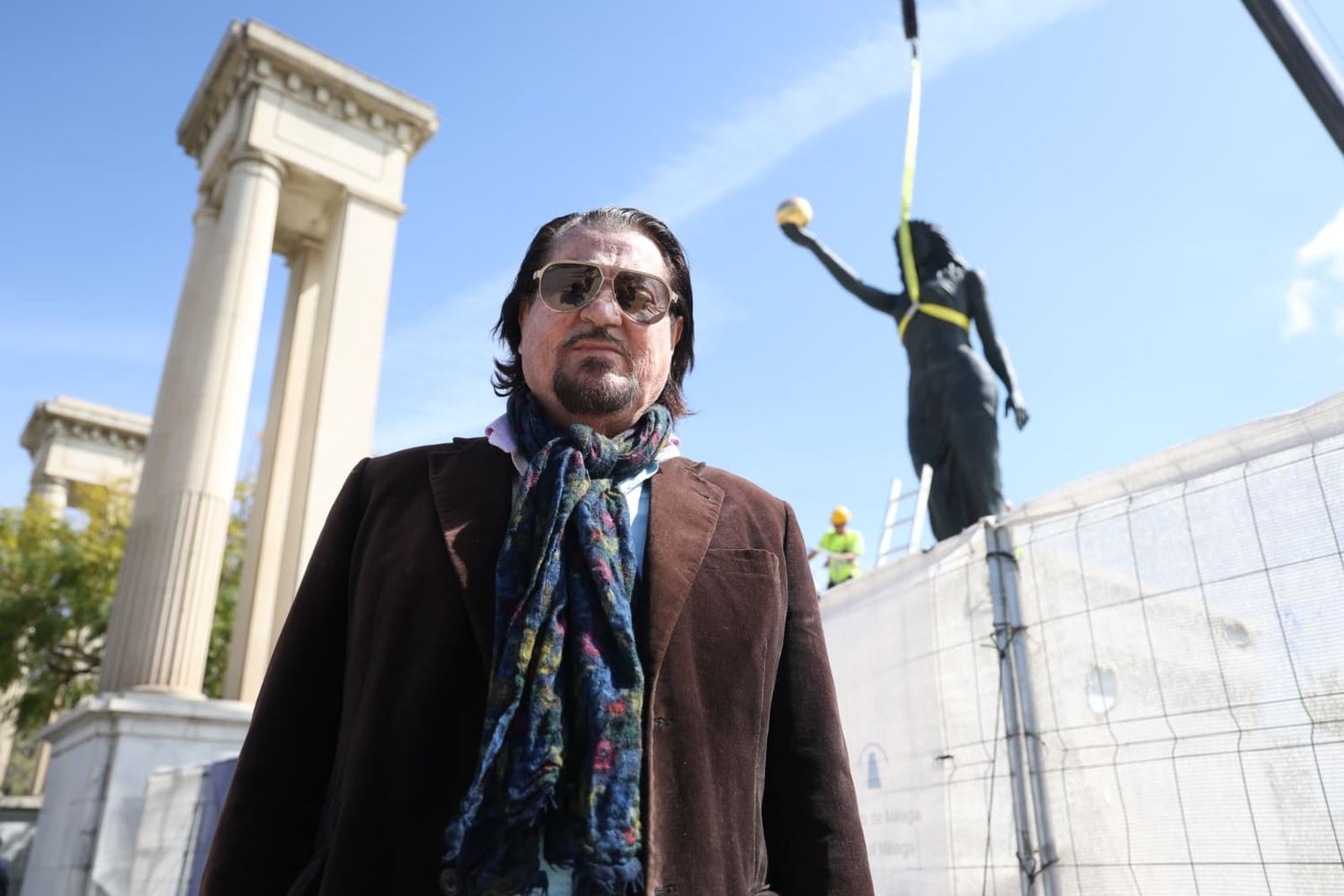 El montaje de las dos esculturas de Neptuno y Venus, en fotos