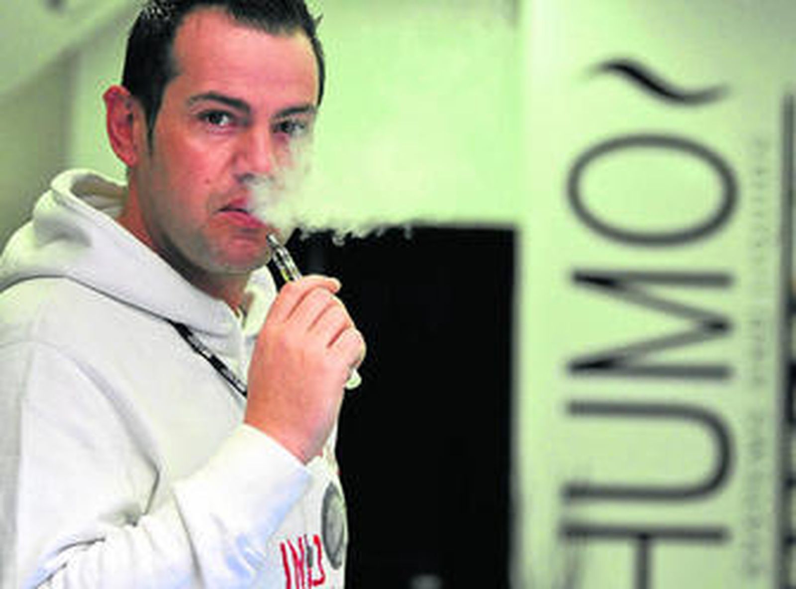 Un usuario de los nuevos cigarrillos electrónicos.