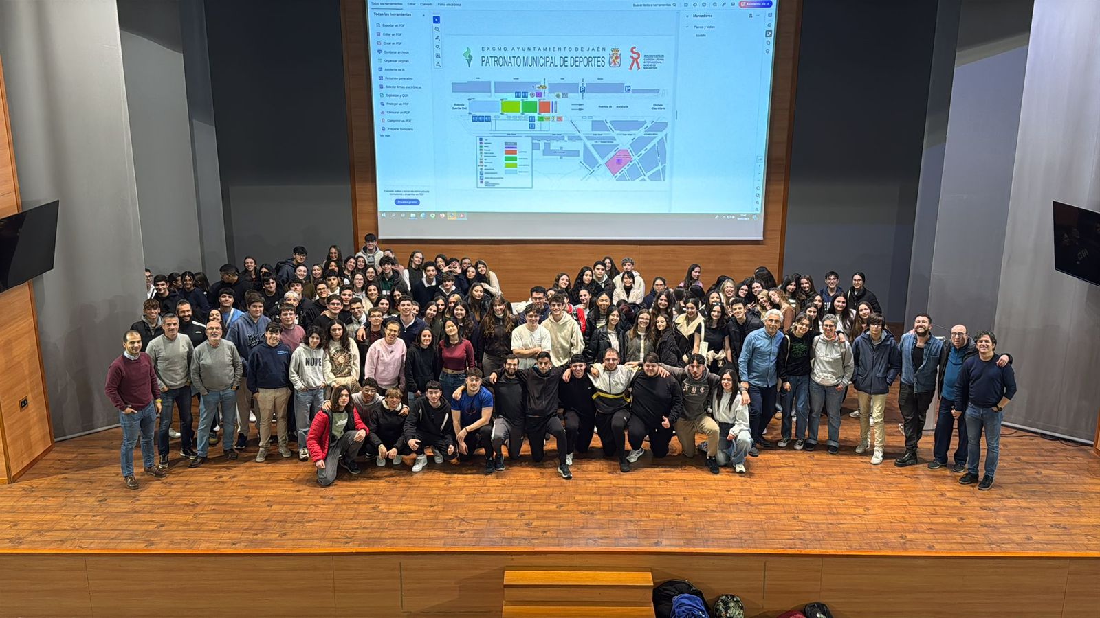 Foto de familia de la reunión explicativa a los voluntarios de la San Antón.